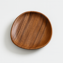 assiette en bois massif naturel ronde, élégante et robuste pour une table authentique et chaleureuse