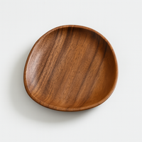 assiette en bois massif naturel ronde, élégante et robuste pour une table authentique et chaleureuse