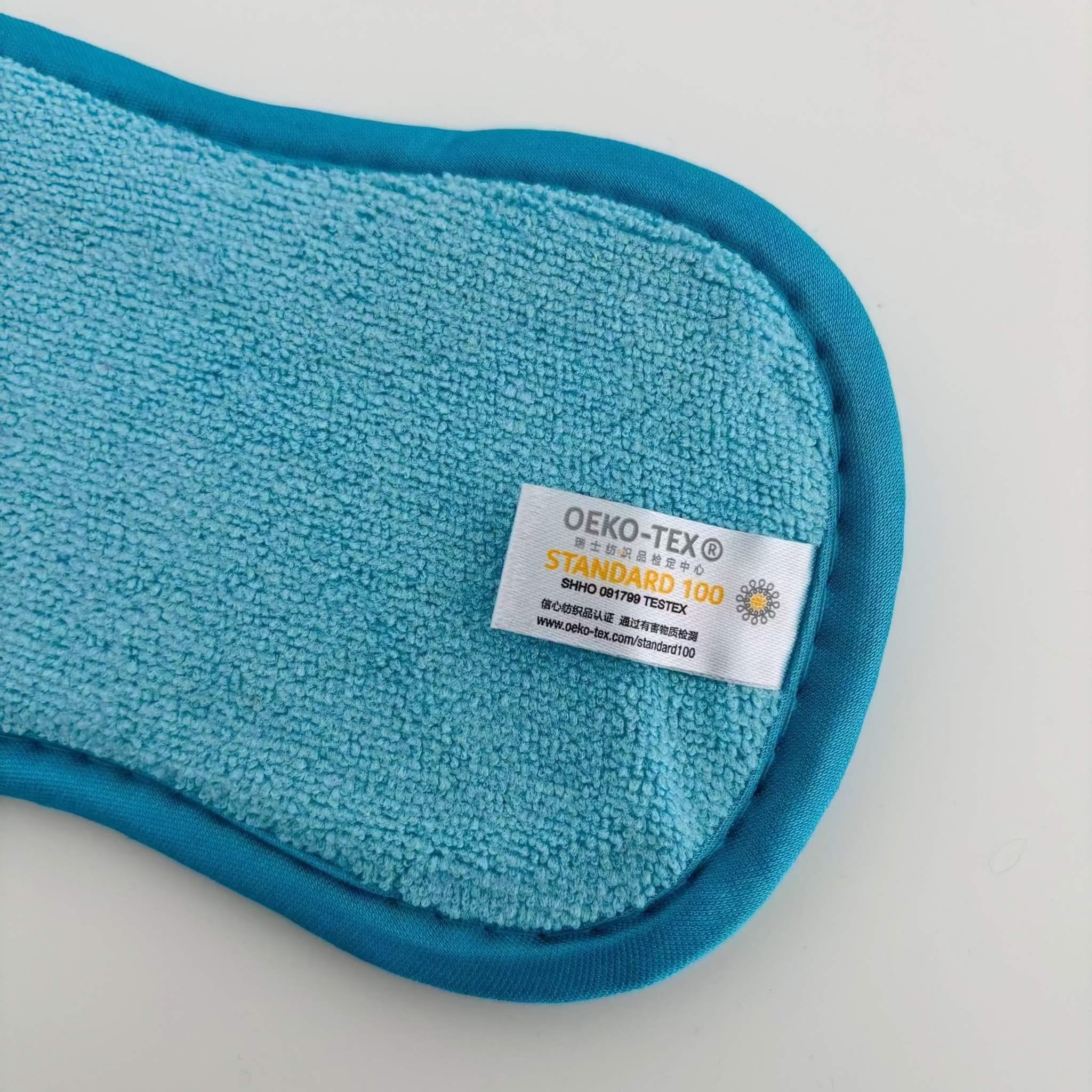 Éponge bleue réutilisable et lavable certifiée Oeko-Tex Standard 100 pour un nettoyage écologique.