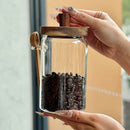 pots en verre transparent avec couvercle et cuillère en bois, rangement pratique pour café ou épices en cuisine design