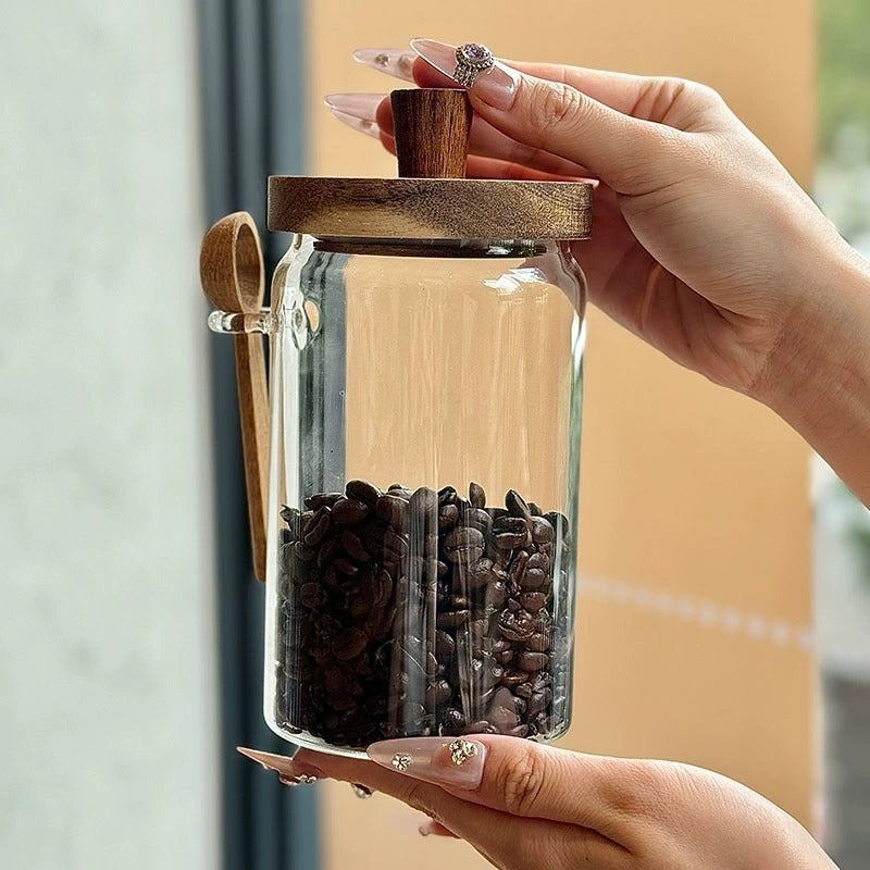 pots en verre transparent avec couvercle et cuillère en bois, rangement pratique pour café ou épices en cuisine design