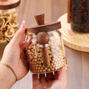 Pots en verre avec cuillères en bois