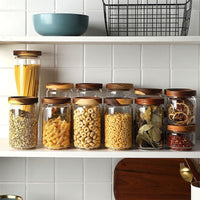 Bocal en verre transparent avec couvercle en bois pour rangement élégant d'ingrédients secs en cuisine
