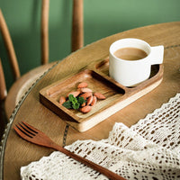 Plateau rectangulaire en bois massif avec compartiments servant café et amandes sur table en bois, style naturel et élégant