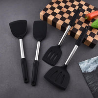 Ensemble de 4 ustensiles de cuisine en silicone noir avec manches ergonomiques, résistants à la chaleur et protecteurs des revêtements antiadhésifs.