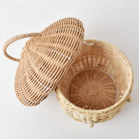Panier en rotin décoratif ouvert avec couvercle, tressage naturel pour rangement intérieur chaleureux et fonctionnel.