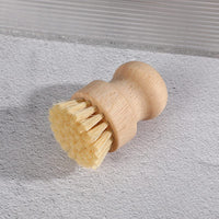 Brosse à vaisselle en bambou avec poignée en bois confortable et fibres robustes pour un nettoyage doux et efficace sans plastique.