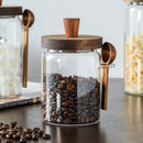 pots en verre avec couvercle et cuillère en bois pour stocker grains de café sur plan de travail de cuisine