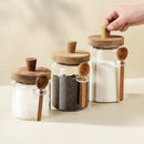 Pots en verre avec cuillères en bois