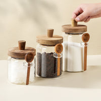 Pots en verre avec cuillères en bois