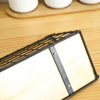 Étagère murale industrielle en bois naturel avec cadre métal noir, design moderne et robuste pour rangement mural élégant.