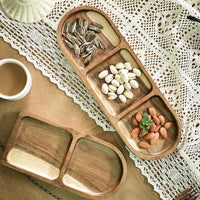 Plateau rectangulaire en bois massif divisé en compartiments pour servir snacks, élégant et durable, posé sur une table avec napperon en dentelle.