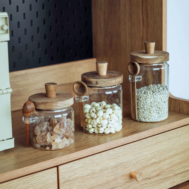 Pots en verre avec cuillères en bois