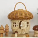 Panier en rotin décoratif en forme de maison avec anse, idéal pour rangement naturel et esthétique.