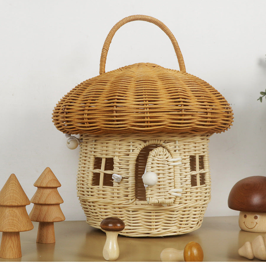 Panier en rotin décoratif en forme de maison avec anse, idéal pour rangement naturel et esthétique.
