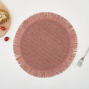 Set de 4 sets de table ronds en papier tissé rose avec franges décoratives, protection élégante pour table.
