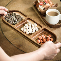 Plateau rectangulaire en bois massif avec compartiments pour apéritifs et dégustation élégante
