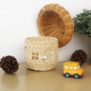 Panier en rotin naturel décoratif ouvert avec couvercle et objets décoratifs sur table beige