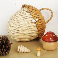 Panier en rotin naturel décoratif avec poignée, style doux et fonctionnel pour rangement intérieur.