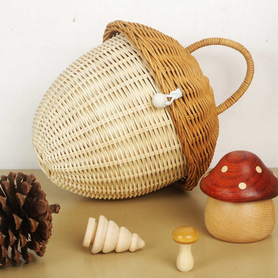 Panier en rotin naturel décoratif avec poignée, style doux et fonctionnel pour rangement intérieur.