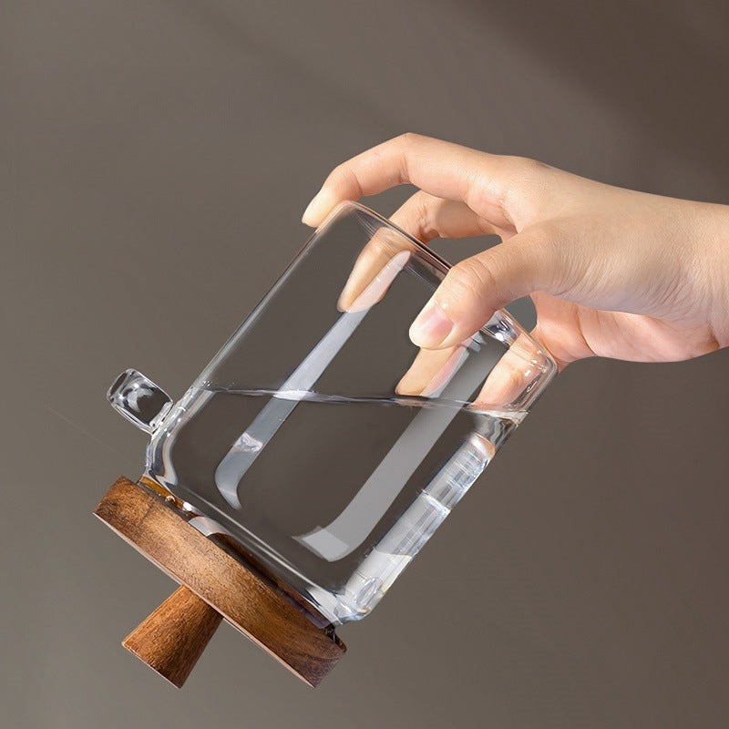 Pots en verre avec cuillères en bois