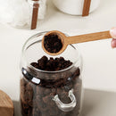 Pots en verre avec cuillères en bois