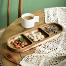 Plateau rectangulaire en bois massif avec compartiments pour apéritifs sur table en bois naturel