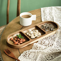 Plateau rectangulaire en bois massif avec compartiments pour apéritifs sur table en bois naturel