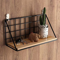 Étagère murale industrielle en bois naturel et métal noir avec rangement pour petits objets décoratifs et pratiques.