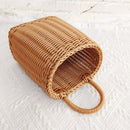 Panier de rangement suspendu en rotin naturel tressé, léger et pratique pour organiser cuisine ou entrée.