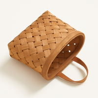 Panier tressé suspendu en bambou naturel pour rangement pratique et décoratif.