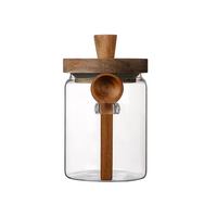 Pots en verre avec cuillères en bois