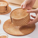 Sous-verres en rotin naturel tressé avec rangement assorti pour protéger et décorer la table élégamment.