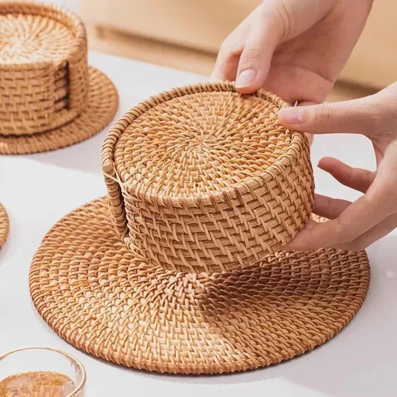Sous-verres en rotin naturel tressé avec rangement assorti pour protéger et décorer la table élégamment.