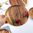 Plateau rond en bois naturel avec fraises, design intemporel et durable, parfait pour servir et décorer.