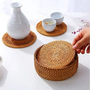 ensemble de six sous-verres en rotin naturel élégants et pratiques pour protéger les surfaces et décorer la table