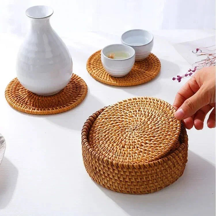ensemble de six sous-verres en rotin naturel élégants et pratiques pour protéger les surfaces et décorer la table